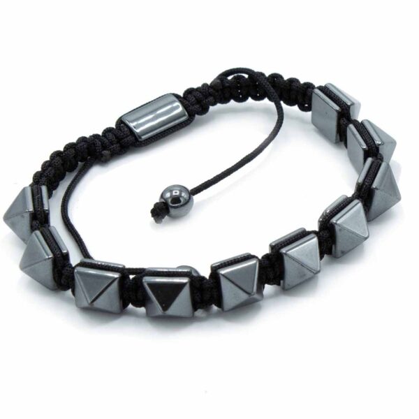 Pulsera de tachuelas piramidales de hematita magnética gris sobre cordón negro de macramé