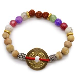 Pulsera elástica con moneda dorada de agujero cuadrado e hilo rojo, cuentas de sándalo, tres semillas de rudraksha y cuentas craqueladas de colores