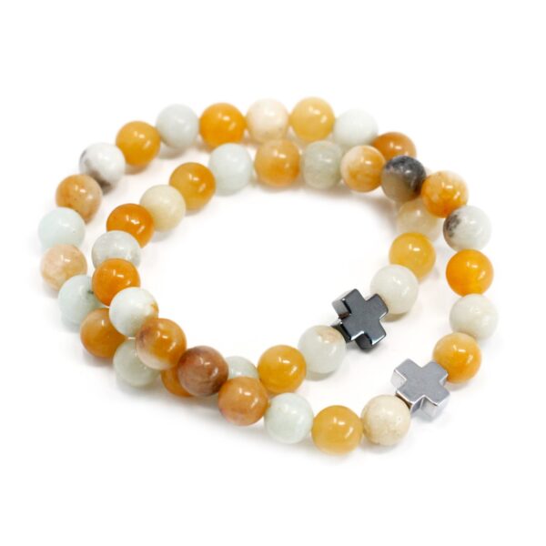 Dos pulseras elásticas de cuentas de amazonita verde pálido y jaspe amarillo, cada una con un signo «+»