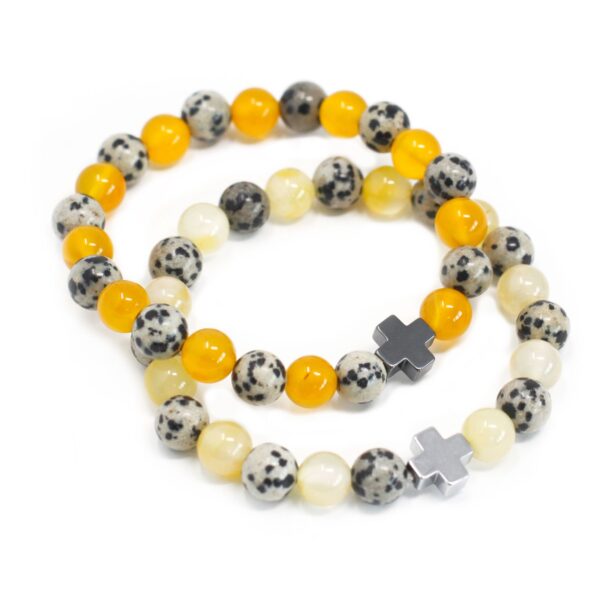 Dos pulseras elásticas de jaspe dálmata con motas negras y ágata amarilla, cada una con un signo «+»