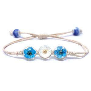 Cuatro pulseras de cordón beige con tres cúpulas de vidrio con flores secas de colores cada una
