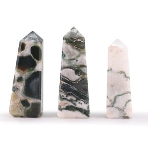 Tres puntas de ágata musgo talladas en obelisco, de casi blanca a verde oscuro con manchas; se vende una