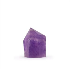 Punta de amatista pulida de color violeta intenso de pie sobre fondo blanco
