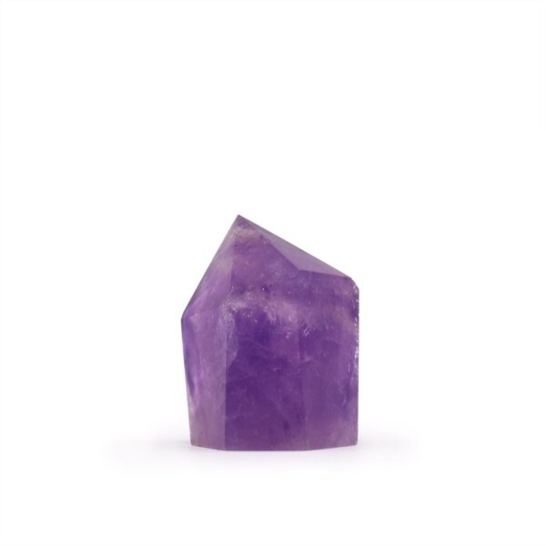 Punta de amatista pulida de color violeta intenso de pie sobre fondo blanco