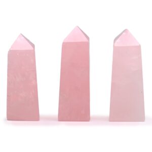 Tres puntas de cuarzo rosa talladas en obelisco, en tonos de rosa claro a rosa medio; se vende una