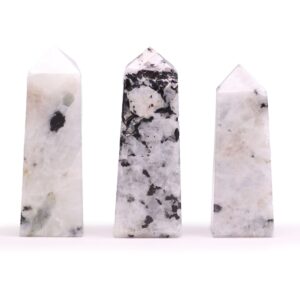 Tres puntas de piedra lunar india talladas en obelisco, blancas con manchas oscuras; se vende una