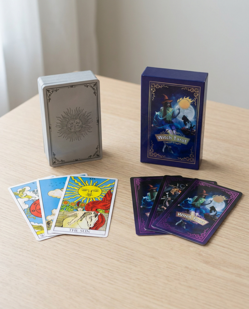 Tres barajas de tarot abiertas sobre una mesa de madera, con las cartas de los palos ilustradas a la vista