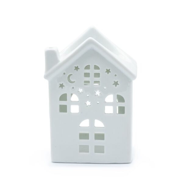 Quemador de aceite de cerámica blanca con forma de casita, con puerta, ventanas, luna y estrellas caladas en la fachada