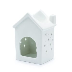 Quemador de aceite de cerámica blanca con forma de casita, con puerta, ventanas, luna y estrellas caladas en la fachada