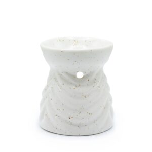 Quemador de aceite de cerámica marfil con motas y relieves en diagonal, visto por el arco para la vela de té