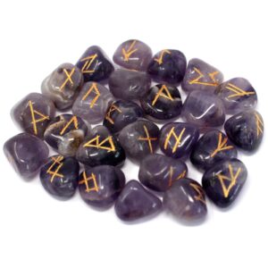 Juego de runas de amatista en tonos violeta con los signos rúnicos grabados en dorado