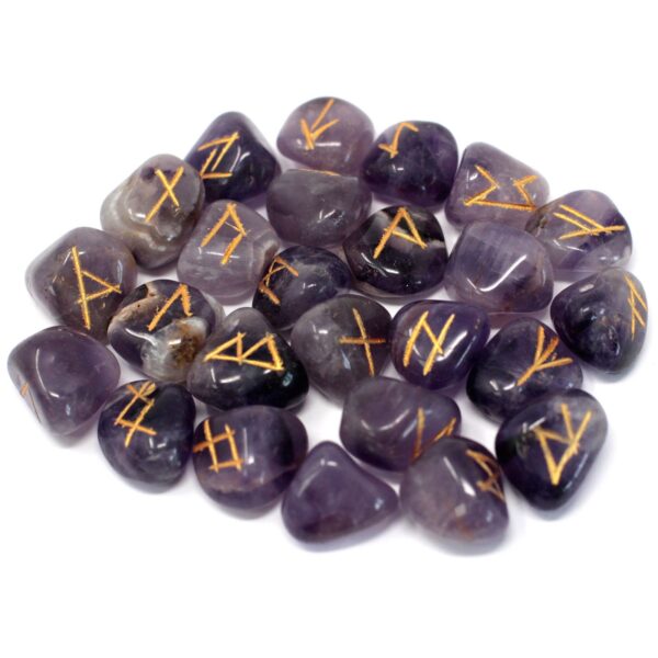 Juego de runas de amatista en tonos violeta con los signos rúnicos grabados en dorado