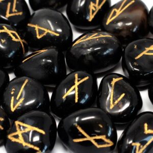 Juego de runas de ónix negro con los signos rúnicos grabados en dorado