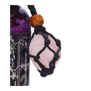 Amuleto de cuarzo rosa en red de cordón negro con cuenta de madera, junto a un frasco de sales de baño violetas