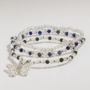 Tres pulseras elásticas de labradorita gris, lapislázuli azul y obsidiana negra con cuentas plateadas y colgante de mariposa