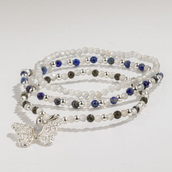 Tres pulseras elásticas de labradorita gris, lapislázuli azul y obsidiana negra con cuentas plateadas y colgante de mariposa