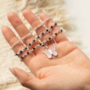 Tres pulseras elásticas de labradorita gris, lapislázuli azul y obsidiana negra con cuentas plateadas y colgante de mariposa