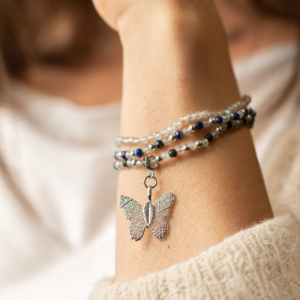 Tres pulseras elásticas de labradorita gris, lapislázuli azul y obsidiana negra con cuentas plateadas y colgante de mariposa