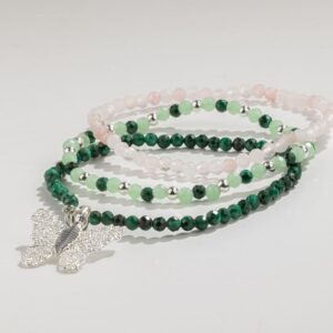 Tres pulseras elásticas de malaquita verde oscuro, aventurina verde claro y cuarzo rosa, una con colgante de mariposa de tono plateado