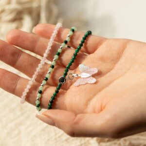 Tres pulseras elásticas de malaquita verde oscuro, aventurina verde claro y cuarzo rosa, una con colgante de mariposa de tono plateado