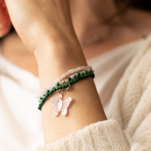 Tres pulseras elásticas de malaquita verde oscuro, aventurina verde claro y cuarzo rosa, una con colgante de mariposa de tono plateado