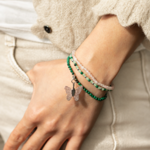 Tres pulseras elásticas de malaquita verde oscuro, aventurina verde claro y cuarzo rosa, una con colgante de mariposa de tono plateado