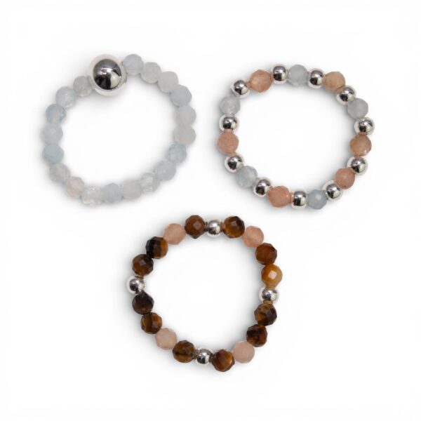 Tres anillos elásticos de cuentas: aguamarina azul pálido, piedra del sol melocotón y ojo de tigre marrón, con cuentas plateadas