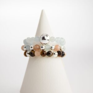 Tres anillos elásticos de cuentas: aguamarina azul pálido, piedra del sol melocotón y ojo de tigre marrón, con cuentas plateadas