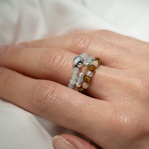 Tres anillos elásticos de cuentas: aguamarina azul pálido, piedra del sol melocotón y ojo de tigre marrón, con cuentas plateadas