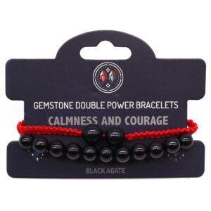 Pulsera elástica de cuentas de ágata negra y pulsera de cordón rojo trenzado con dos cuentas negras, sobre su tarjeta