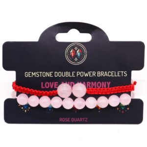 Pulsera elástica de cuentas de cuarzo rosa y pulsera de cordón rojo trenzado con dos cuentas de cuarzo rosa, sobre su tarjeta