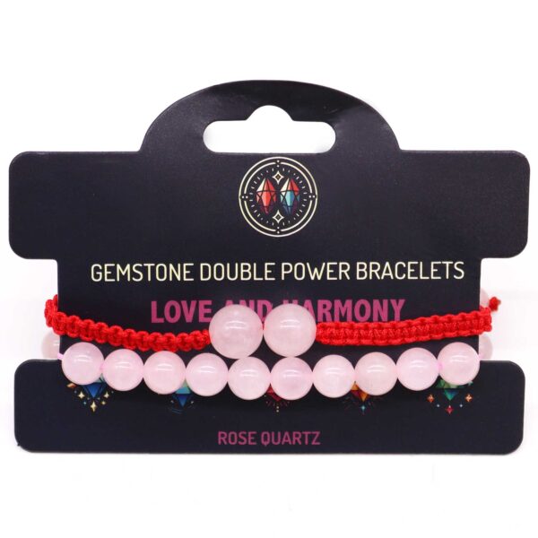 Pulsera elástica de cuentas de cuarzo rosa y pulsera de cordón rojo trenzado con dos cuentas de cuarzo rosa, sobre su tarjeta
