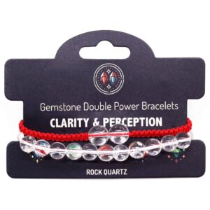 Pulsera elástica de cuentas de cuarzo transparente y pulsera de cordón rojo trenzado con dos cuentas de cristal de roca, sobre su tarjeta