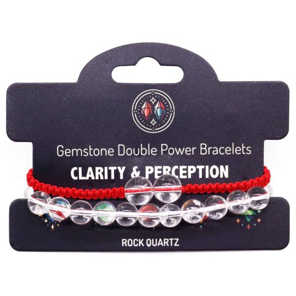 Pulsera elástica de cuentas de cuarzo transparente y pulsera de cordón rojo trenzado con dos cuentas de cristal de roca, sobre su tarjeta