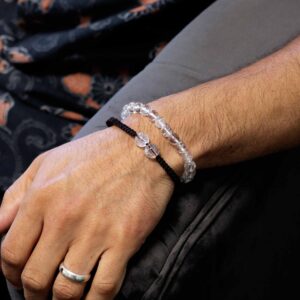 Pulsera elástica de cuentas de cuarzo transparente y pulsera de cordón rojo trenzado con dos cuentas de cristal de roca, sobre su tarjeta