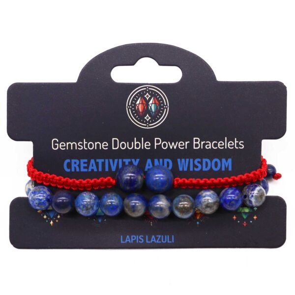 Pulsera elástica de cuentas de lapislázuli y pulsera de cordón rojo trenzado con dos cuentas de lapislázuli, sobre su tarjeta