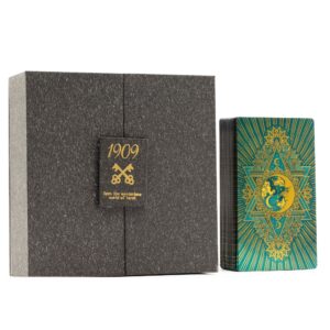 Set de tarot con caja gris de dos puertas, baraja turquesa y dorada, tapete negro estampado en oro, bolsas de tela, piedras de colores y guía