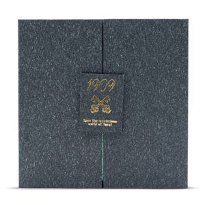 Set de tarot con caja gris de dos puertas, baraja turquesa y dorada, tapete negro estampado en oro, bolsas de tela, piedras de colores y guía