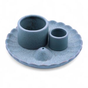 Soporte de cerámica azul mate con borde en pétalos de flor de loto, dos cilindros y un cono portaincienso
