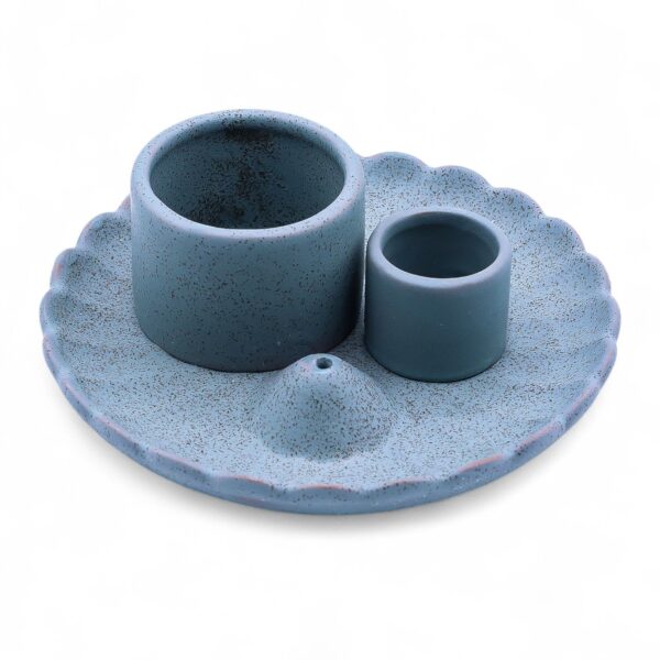 Soporte de cerámica azul mate con borde en pétalos de flor de loto, dos cilindros y un cono portaincienso