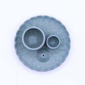 Soporte de cerámica azul mate con borde en pétalos de flor de loto, dos cilindros y un cono portaincienso