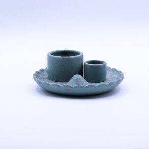 Soporte de cerámica azul mate con borde en pétalos de flor de loto, dos cilindros y un cono portaincienso