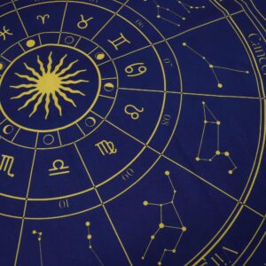 Tapete de tarot azul marino de 75 x 75 cm con la rueda del zodiaco, las constelaciones y un sol estampados en dorado