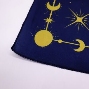 Tapete de tarot azul marino de 75 x 75 cm con la rueda del zodiaco, las constelaciones y un sol estampados en dorado