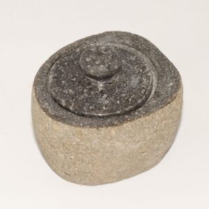 Tarro de piedra de río tallado a mano con tapa de piedra gris oscura y pomo, de exterior rugoso gris claro