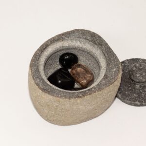 Tarro de piedra de río tallado a mano con tapa de piedra gris oscura y pomo, de exterior rugoso gris claro