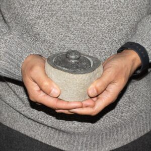 Tarro de piedra de río tallado a mano con tapa de piedra gris oscura y pomo, de exterior rugoso gris claro