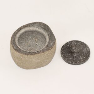 Tarro de piedra de río tallado a mano con tapa de piedra gris oscura y pomo, de exterior rugoso gris claro