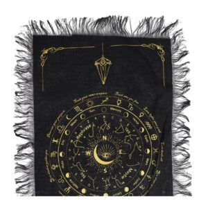 Tela de algodón negro con flecos y estampado dorado: ojo dentro de una luna creciente, signos del zodiaco y planetas