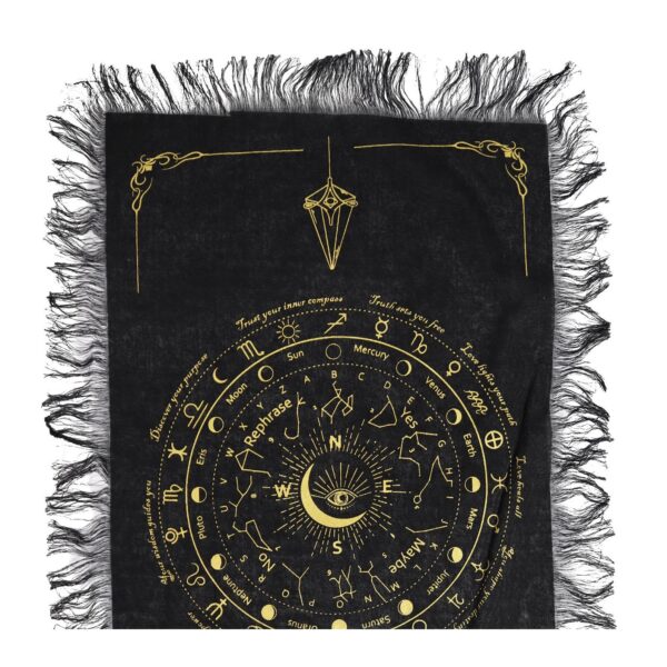 Tela de algodón negro con flecos y estampado dorado: ojo dentro de una luna creciente, signos del zodiaco y planetas